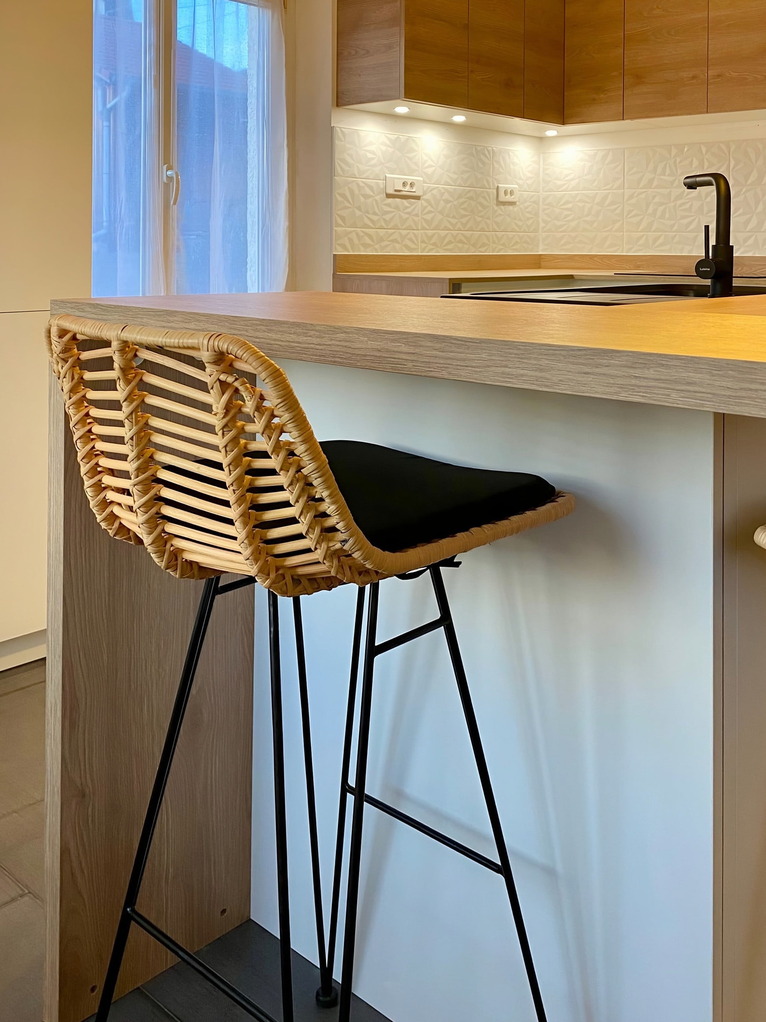 Tabouret en rotin devant un comptoir en chêne peu profond