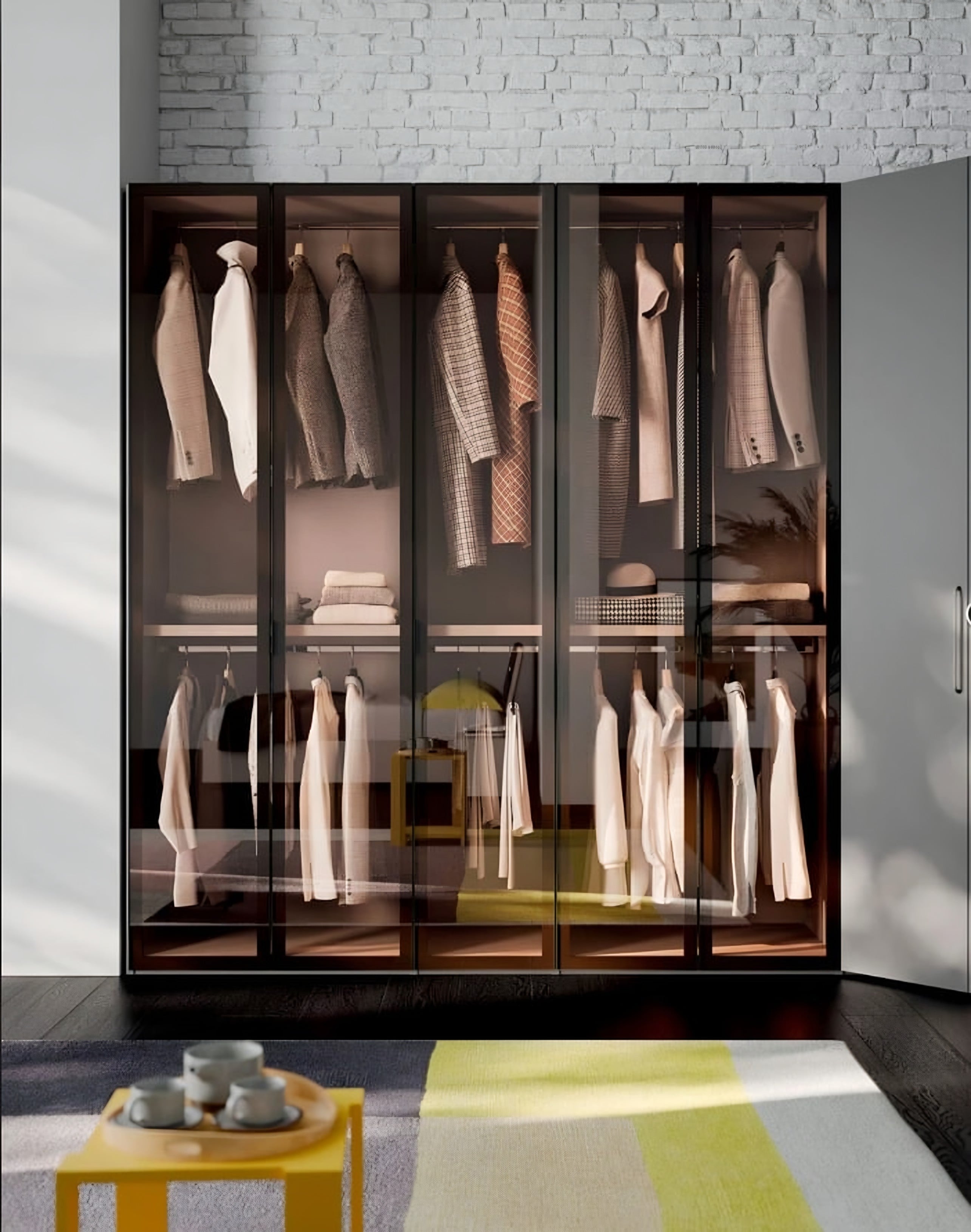 Dressing Orme Hinged : armoires vitrées à cadre noir éclairées de l’intérieur, vêtements et accessoires