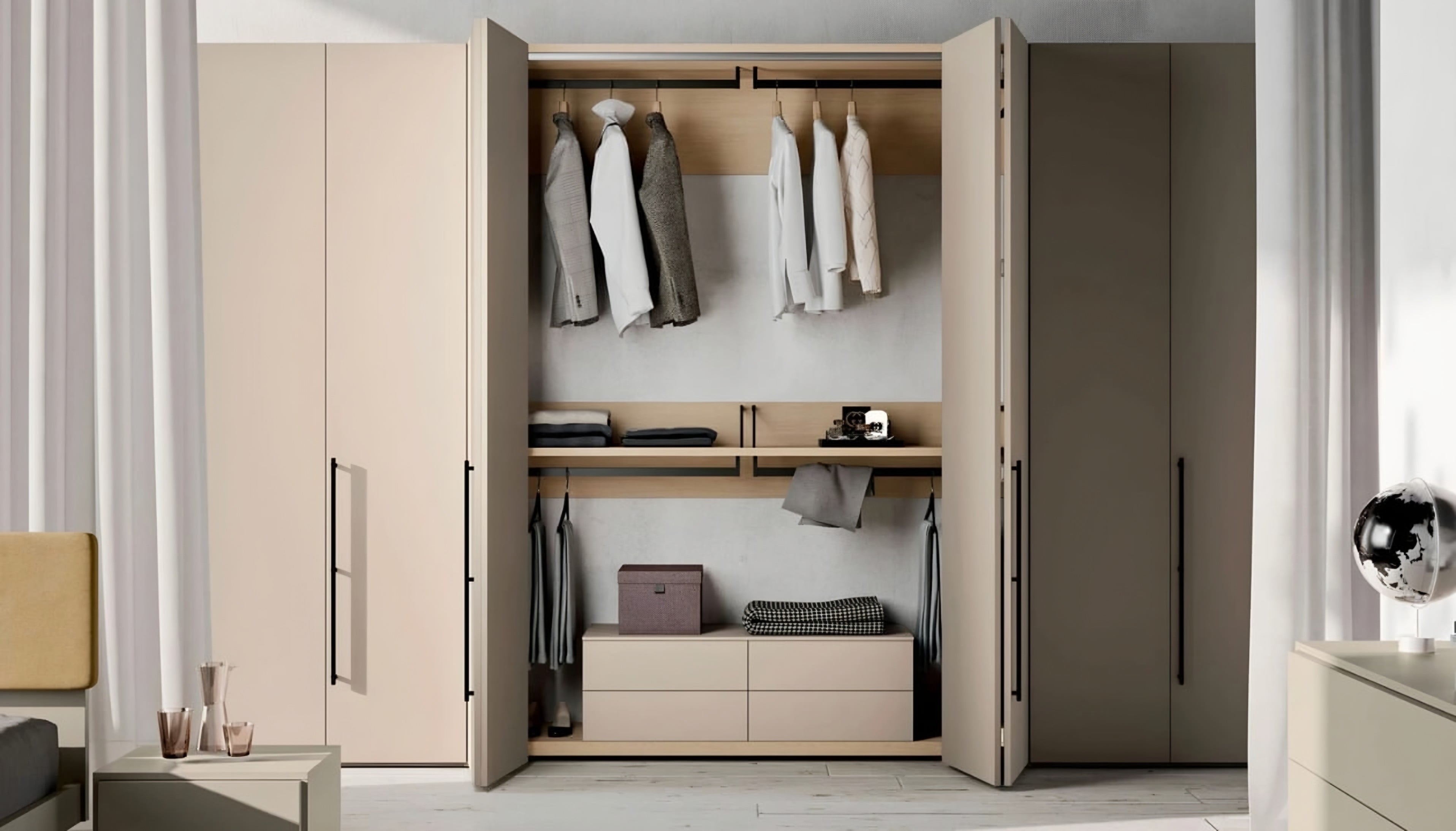 Dressing Orme Liscia : armoire à portes pliantes ouvertes sur des penderies, étagères et tiroirs