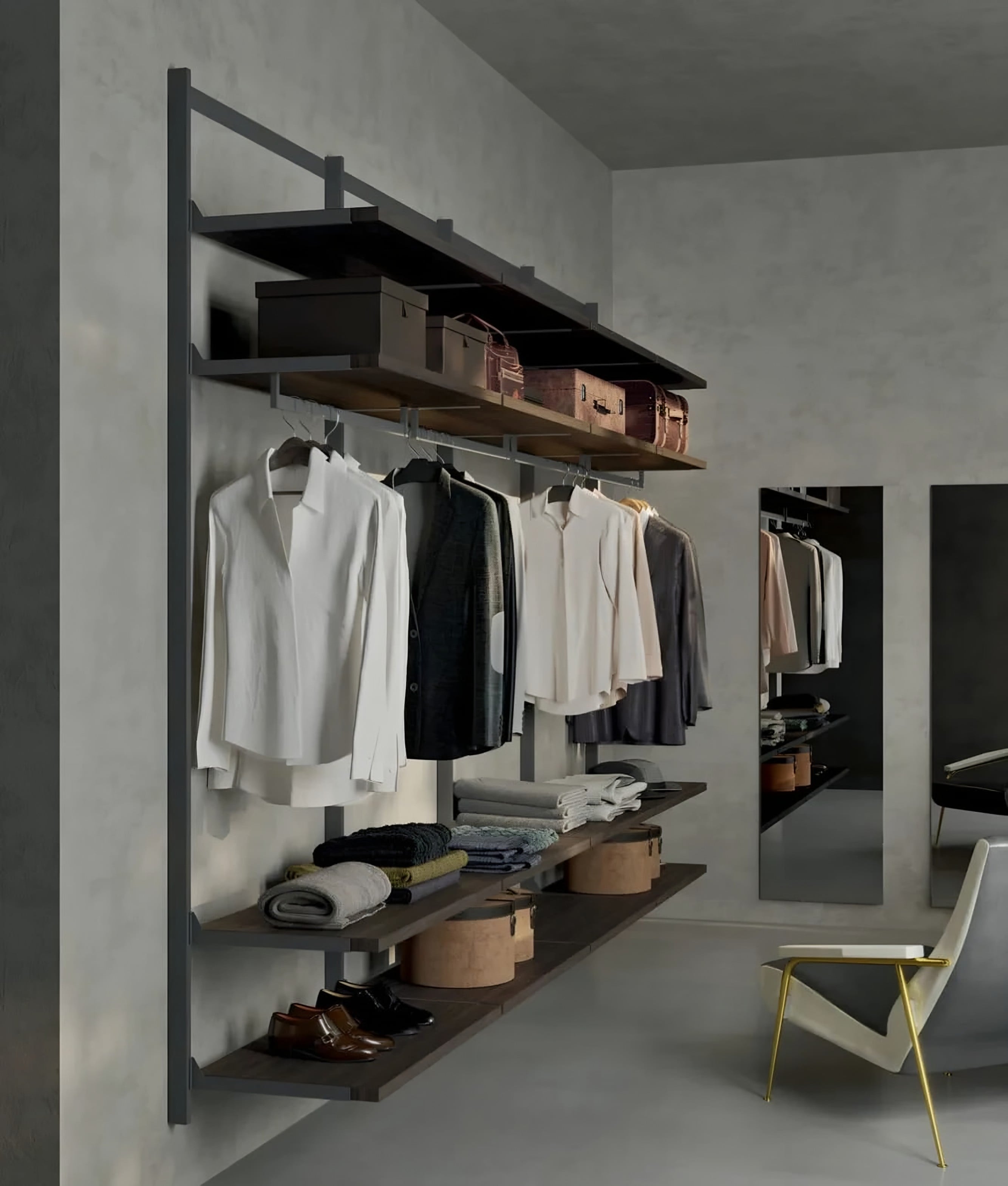 Dressing Orme Naked : structure métallique suspendue, étagères en bois foncé et vêtements sur penderie