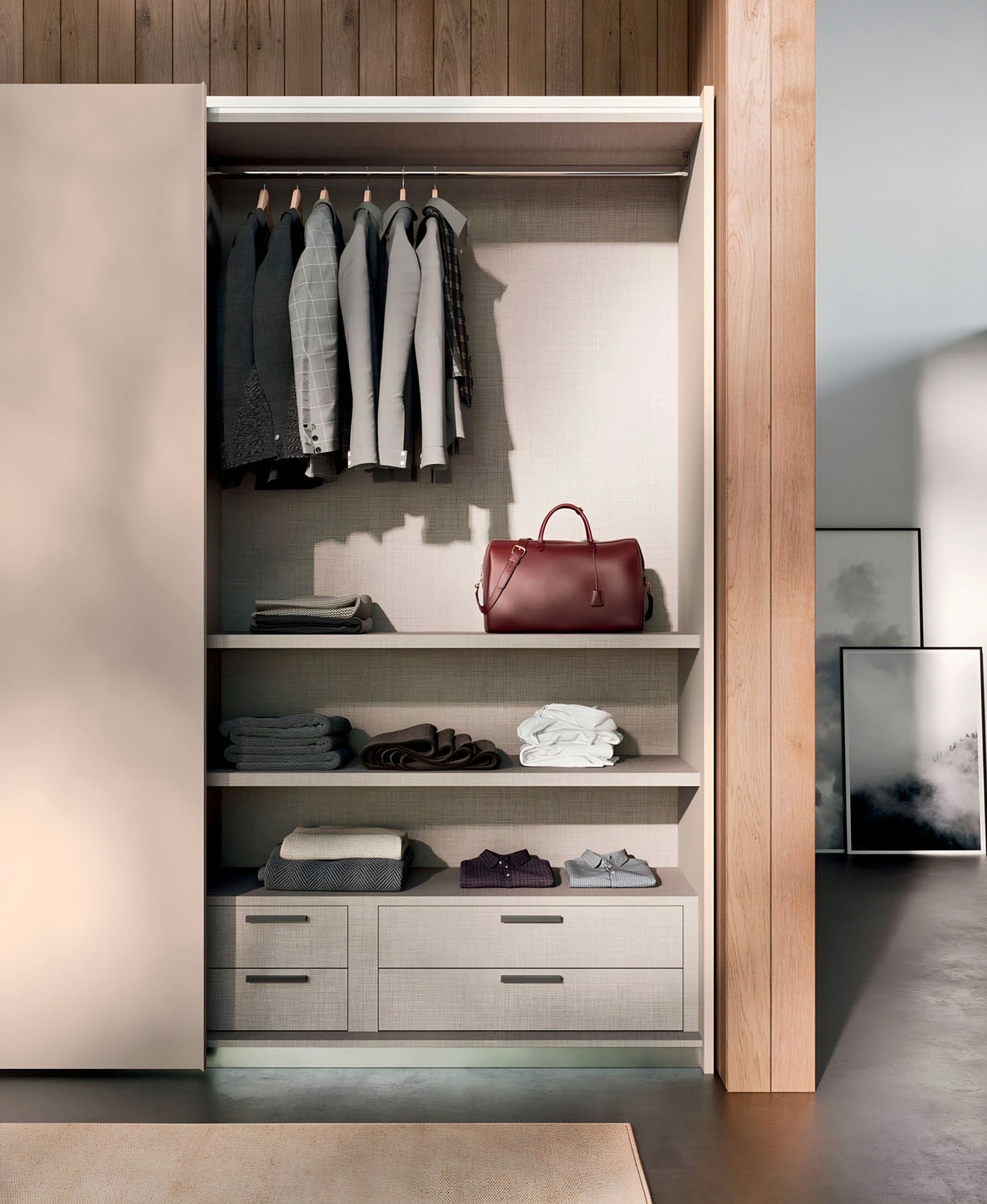 Intérieur de dressing Orme : penderie, étagères de pliés, sac en cuir et tiroirs